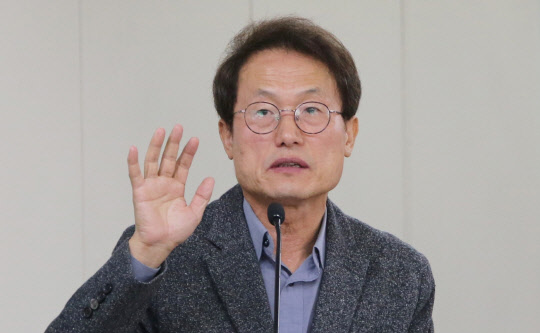 조희연 서울시교육감이 2일 오전 서울시교육청에서 열린 행정사무감사에 앞서 증인 선서하고 있다.  서울시교육청 제공